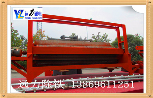 1.1.錳礦濕式磁選機圓筒轉速: 轉速的轉速,這樣的設計直接決定了礦物顆粒所受到的離心力的大小.旋轉速度增加,通過磁場吸引力,即使其中的小塊礦物顆粒被甩入尾礦,精品礦物的品位也得到提升,但對鐵回收有一些不是特別全面的影響.應該特別注意濃縮物的質量和處理量,所以濕式磁選機的滾筒的轉速應當適當地改變. 1.2.錳礦濕式磁選機磁偏角: 磁偏角的大小,決定了分選區域的大小.礦物物料隨著磁偏角的增大,分選面積變小,分選時間縮短,濃縮品級別提高,對其它方面的影響相對較小,可以獲得滿意的結果.公司的濕式濕式磁選機磁性系統非常完善,磁路合理,磁偏角可根據不同礦石特性要求,可在5°-25°范圍內調整. 1.3.錳礦濕式磁選機工作間隙: 工作間隙為氣缸和罐體之間的掃掠區域底部,用于最小漿料通過截面.其尺寸決定了濕式磁選機的容量,間隙越大,體積越大,但尾渣損失越多;相反,加工量小,影響生產,根據不同情況,間隙一般為35-60mm. 1.4.錳礦濕式磁選機在間隙處: 在集中器處的間隙,根據生產能力確定.太小影響礦石的排放,而尾礦等級也增加,降低了加工能力;根據濃縮物的大小,間隙為15-25mm,一般取20mm. 錳礦濕式磁選機廠家提醒用戶不僅要考慮質量,性能和價格因素,還要考慮廠家的售后服務,良好的售后服務為客戶減少不必要的麻煩數量.濰坊遠力磁電始終堅持“客戶至上”的態度,執行高標準,高品質的服務態度,定期對客戶滿意度進行調查,并嚴格監督售后服務的質量,以消除客戶的顧慮,購買用戶完全沒有后顧之憂.