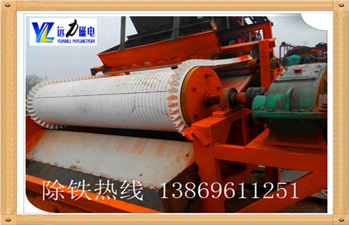 半逆流濕式磁選機(jī)結(jié)構(gòu)圖,半逆流濕式磁選機(jī)按照礦山中使用的方式:順游,半逆流,逆流三類(lèi).半逆流和逆流流動(dòng)是從料倉(cāng)通過(guò)導(dǎo)向材料到磁鼓的底槽,礦石漿料通過(guò)高壓水噴射到圓筒的底部.采礦面積,礦物質(zhì)經(jīng)過(guò)磁力的作用松散的懸浮到磁場(chǎng)中.磁性礦物在磁場(chǎng)中通過(guò)磁場(chǎng)力,沿著鼓旋轉(zhuǎn)到達(dá)濃縮區(qū),進(jìn)入濃縮物殘?jiān)?從而使非磁性礦物進(jìn)入尾礦沿水進(jìn)入尾礦廢物,達(dá)到分選的目的.半逆流濕式磁選機(jī)結(jié)構(gòu)圖,半逆流濕式磁選機(jī)按照礦山中使用的方式:順游,半逆流,逆流三類(lèi).半逆流和逆流流動(dòng)是從料倉(cāng)通過(guò)導(dǎo)向材料到磁鼓的底槽,礦石漿料通過(guò)高壓水噴射到圓筒的底部.采礦面積,礦物質(zhì)經(jīng)過(guò)磁力的作用松散的懸浮到磁場(chǎng)中.磁性礦物在磁場(chǎng)中通過(guò)磁場(chǎng)力,沿著鼓旋轉(zhuǎn)到達(dá)濃縮區(qū),進(jìn)入濃縮物殘?jiān)?從而使非磁性礦物進(jìn)入尾礦沿水進(jìn)入尾礦廢物,達(dá)到分選的目的.