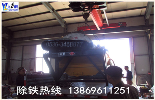 .干式磁選機筒體產(chǎn)品噪音原因:底箱中有障礙物 1.1檢查人員檢修后將雜物遺留在底箱內(nèi); 1.2由于管理不善或操作不慎將檢查用的小勺頭.鐵管頭.鐵絲等雜物掉進底箱內(nèi); 1.3有些選礦廠用立式泵.回收泵處理泵坑礦泥,這些礦泥打到磁選機的某個系統(tǒng)中,由于礦泥中含有鐵絲.螺帽.焊條頭.碎鋼球.水泥塊等雜物,若除渣設(shè)備失效,使這些雜物隨礦漿進入底箱內(nèi),卡在底箱某處與筒體產(chǎn)生撕裂與摩擦聲. 2.干式磁選機筒體產(chǎn)生噪音解決措施: 2.1干式磁選機底箱中如有障礙物,發(fā)現(xiàn)后要立即停機清理底箱取出障礙物,檢查清渣設(shè)備是否完好. 2.1干式磁選機筒體耐磨層劃壞.筒體磨漏 2.3涂刷耐磨層的原料因其配方.溫度.時間.衛(wèi)生等情況不適.耐磨層過早脫落,使筒體磨漏.也有底箱隔板偶然開焊凸起,將耐磨 層劃壞等現(xiàn)象. 2.4由于某種原因,底箱突然進入鋒利的鐵器,或底箱中積累的雜物,又得不到及時清理,卡在槽體與磁選機筒體之間,發(fā)出撕裂與摩擦聲,將耐磨層刮起或磨壞,嚴重時會把筒體磨漏. ?發(fā)現(xiàn)以上這些現(xiàn)象都要停機處理,首先將刮起的耐磨層剪斷,然后進行修補.并取出底箱里的障礙物,筒體磨漏要更換筒體,定期清理底箱.